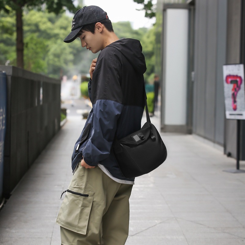WEPOWER's new trendy and simple crossbody bag, a commuter messenger bag for men and women, and a sporty and functional single-shoulder bag details Picture