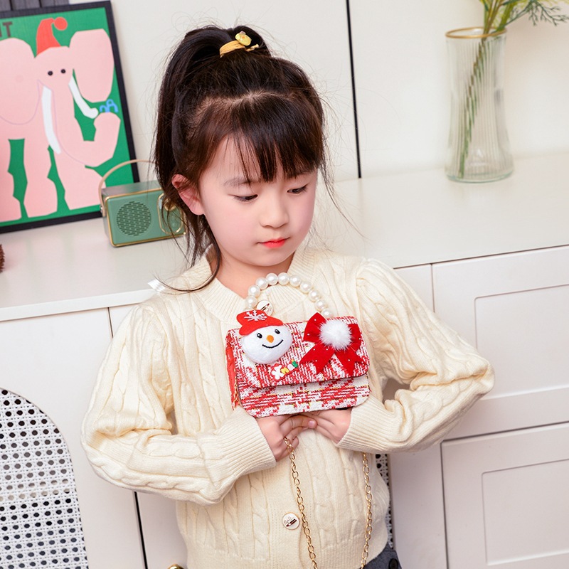 New autumn and winter bright red children's bag, New Year and Christmas style Chanel stylish crossbody bag, little girl's coin purse Application Scenario