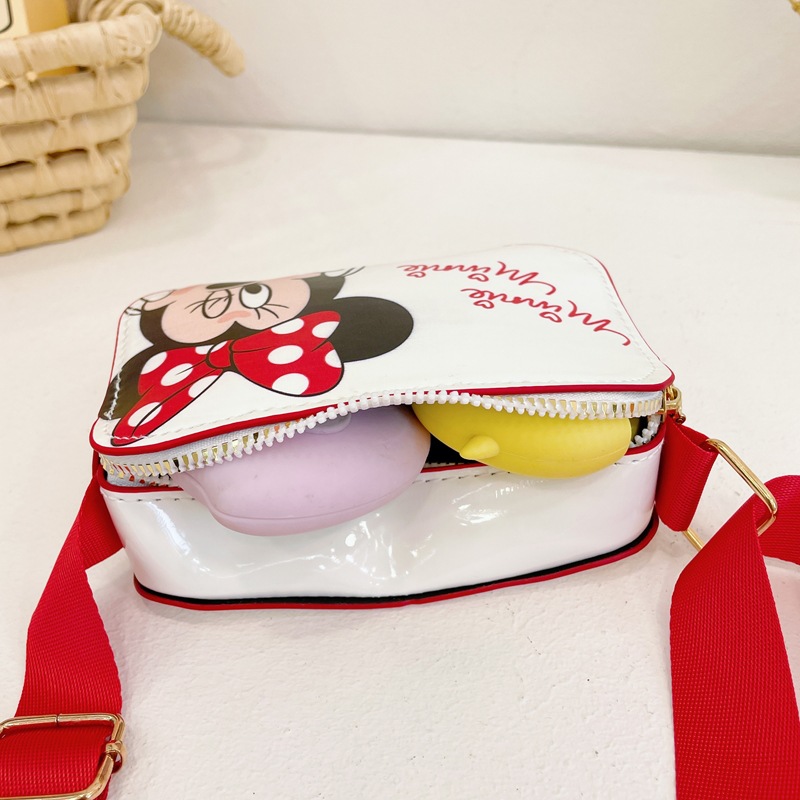 The 2025 new children's mobile phone bag is a trendy, fashionable, fresh, sweet, cartoonish, creative and simple single-shoulder crossbody bag for women Application Scenario