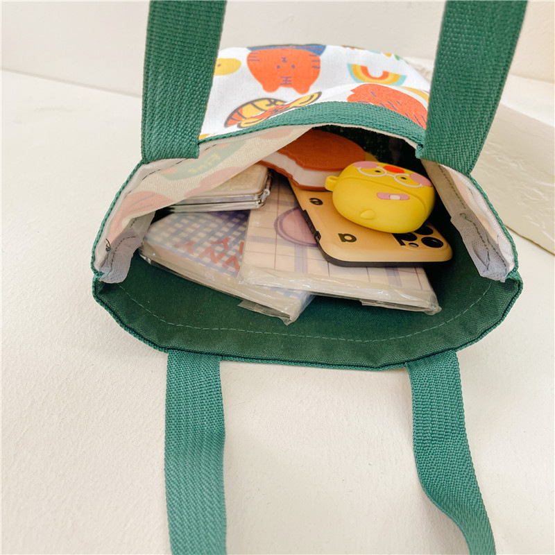 New gift packages: Instagram cute cartoon tiger, new bucket bag, hand-held canvas bag, and girlish round bucket bag Application Scenario