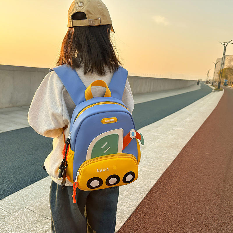 New cute kindergarten schoolbags for boys and girls, excavator backpacks, lightweight and load-reducing car children's schoolbags details Picture