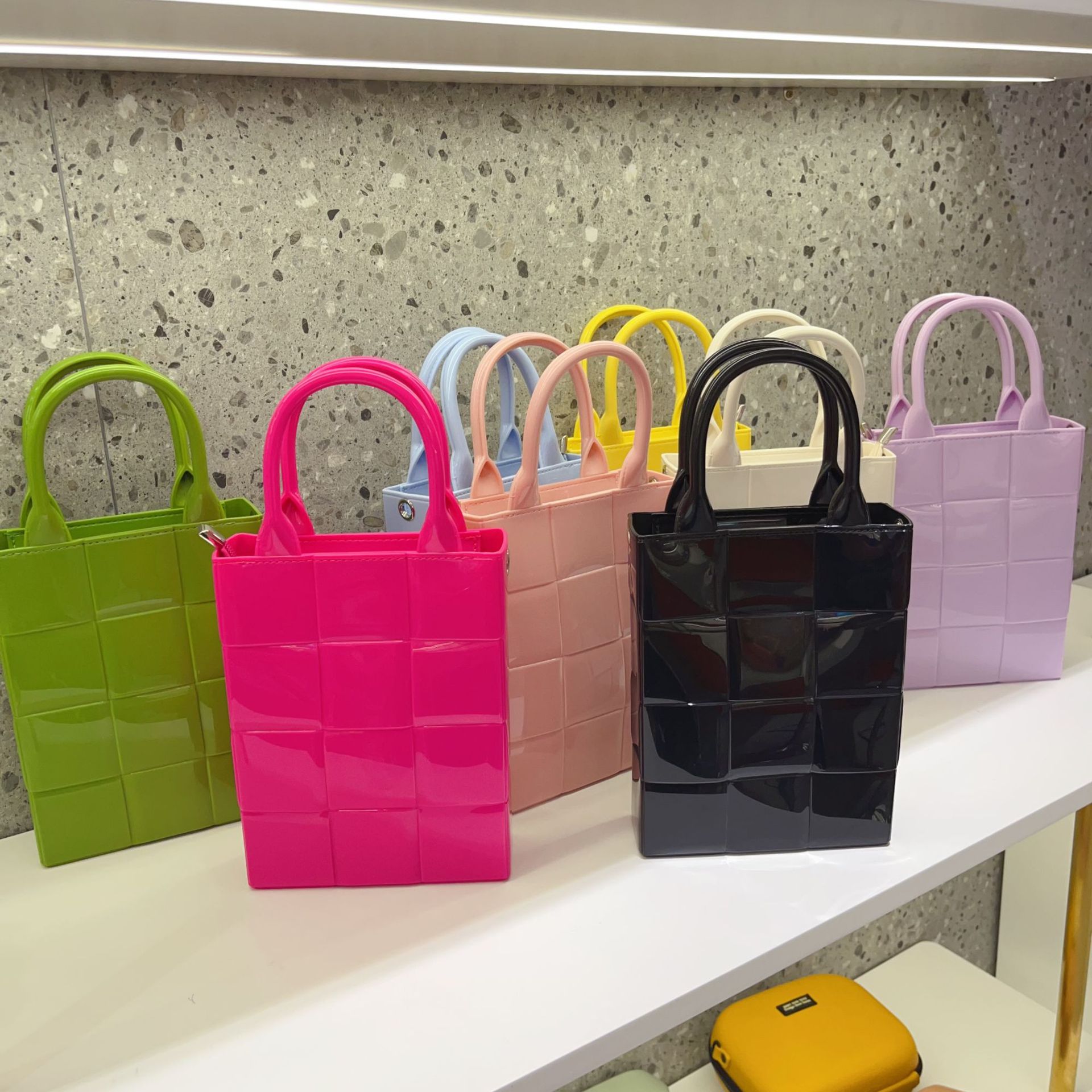 2025 Summer new PVC jelly bag, vertical checkered hand-held women's bag, large capacity, simple candy-colored shopping bag Specification drawing