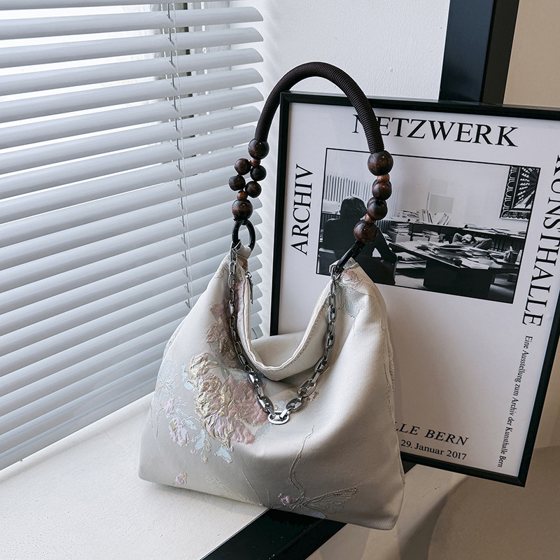 A new large-capacity casual sandalwood beaded handbag with a single shoulder and underarm tote bag in Chinese style 2024 details Picture