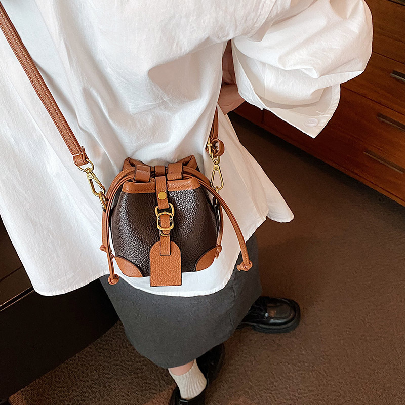 ins European and American style mini children's drawstring bucket in a concave shape, hand-carried crossbody small bag for women details Picture