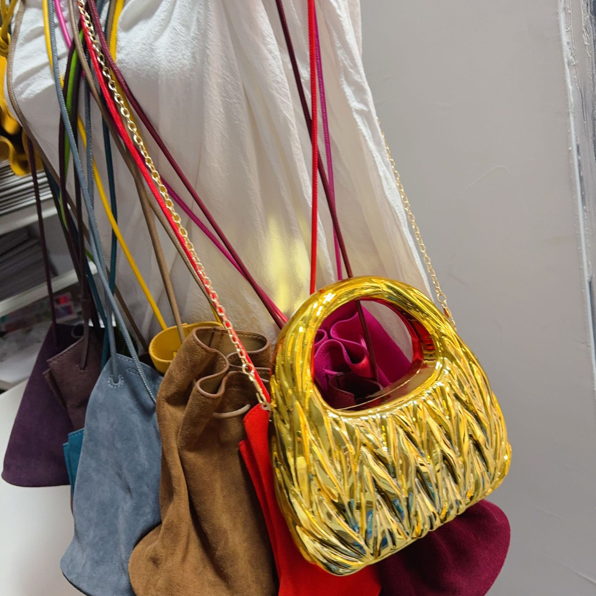 Creative acrylic bag, European and American cross-border fashion pleated cloud bag, versatile, light luxury and personalized banquet handbag Item Picture