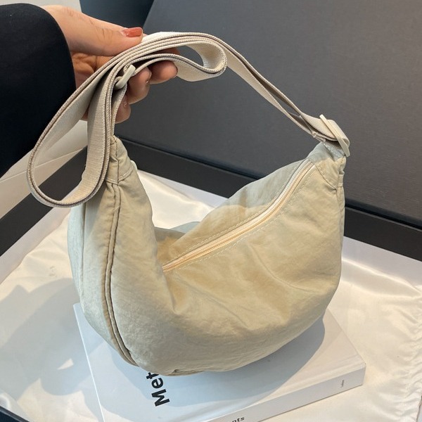 New fashionable dumpling bag in Korean style, high-end solid color crossbody bag, niche design bag, large capacity, popular women's bag Application Scenario