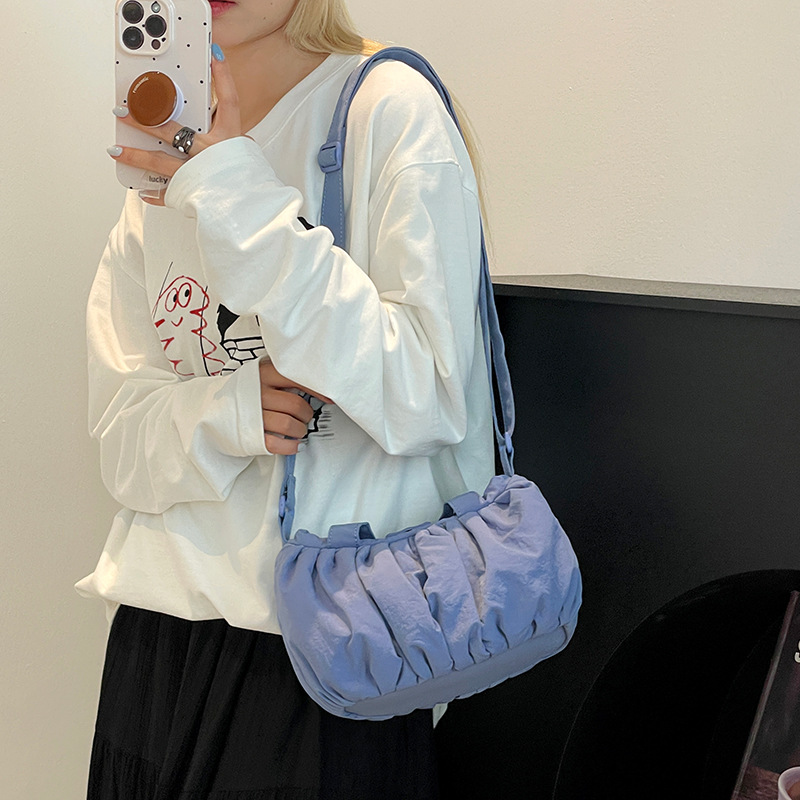 Colorful Fox's new Japanese and Korean women's pleated casual, versatile, lightweight cloud bag, hand-held shoulder crossbody bag Application Scenario