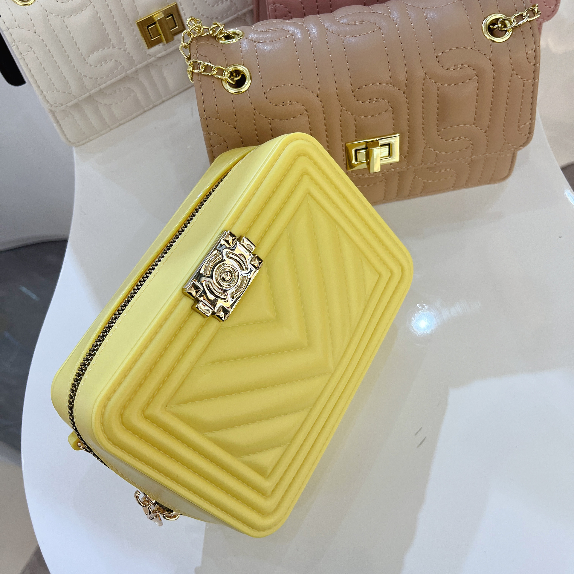 2025 Autumn/Winter new women's bag: PVC jelly bag, fashionable V-patterned diamond-shaped small square bag, versatile single-shoulder crossbody small bag Specification drawing