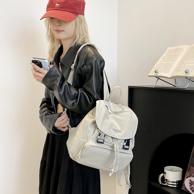 Colorful Fox's new Korean-style casual backpack for women, a spring outdoor design backpack and sports schoolbag full figure