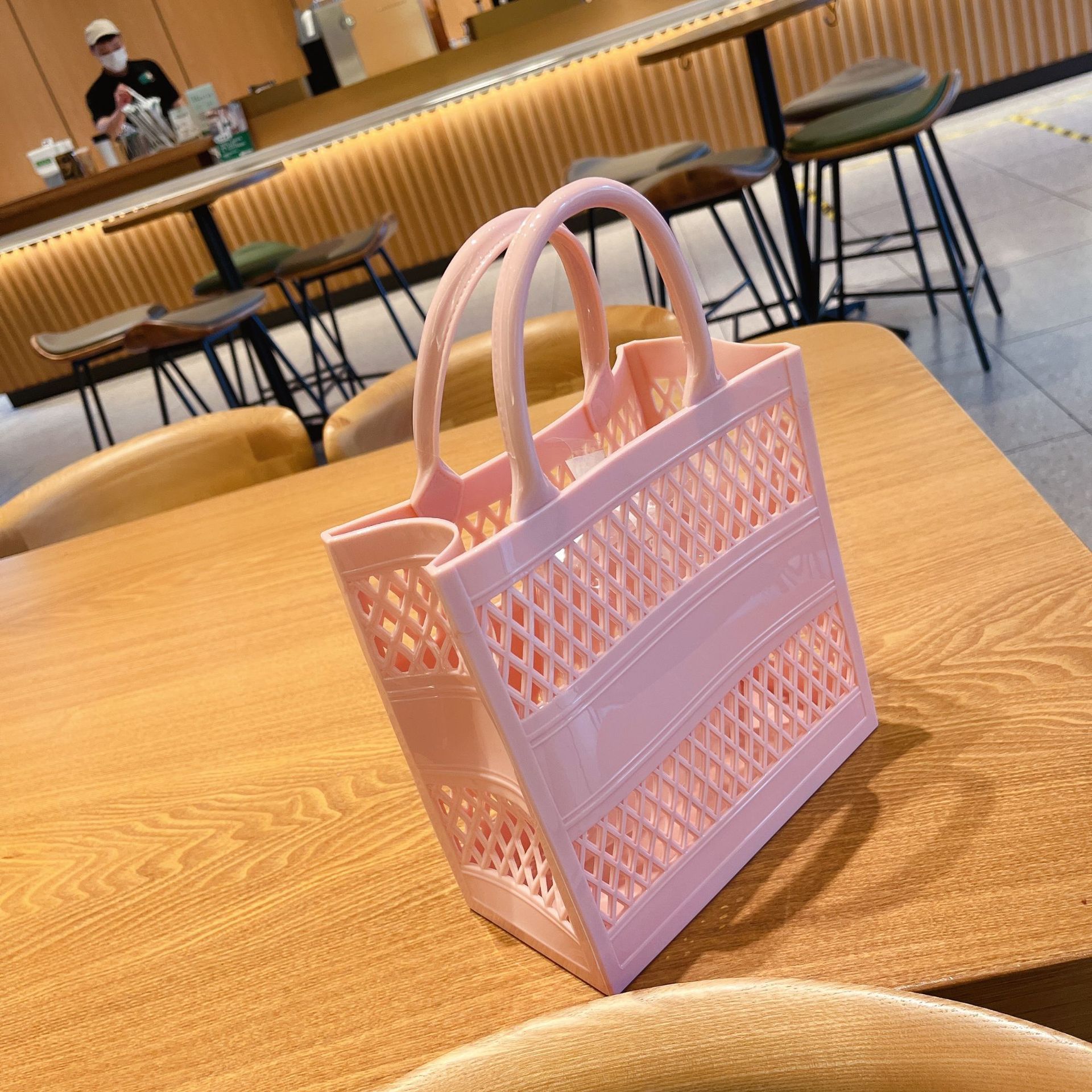 2025 Summer New shopping basket hand-held jelly bag, large capacity basket storage basket, candy-colored hollowed-out beach bag Application Scenario