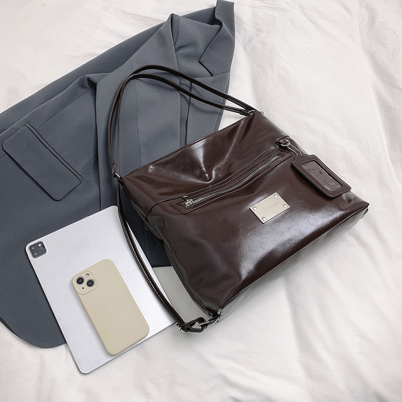 Fashionable and retro single-shoulder bag for women, 2025 new style, high-end, stylish and versatile tote bag, multi-functional commuting underarm bag Application Scenario