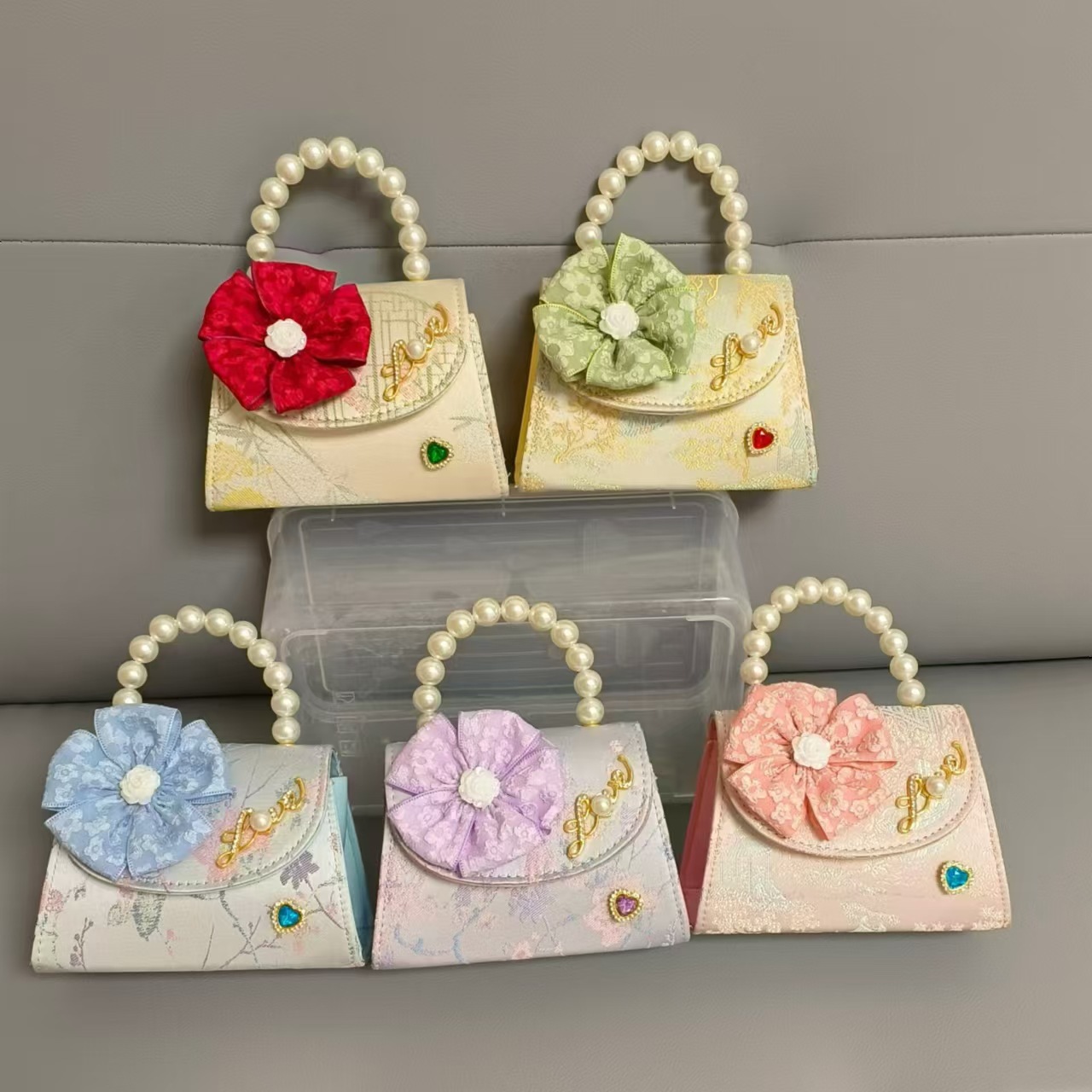 New children's bag, girls' single-shoulder bag, Hanfu accessories, small square bag, princess pearl handbag, bow crossbody bag details Picture