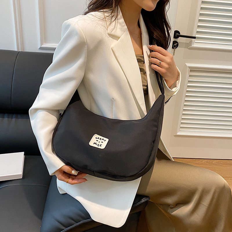 The high-capacity women's 2025 new model, high-end texture, niche and versatile single-shoulder crossbody bag, and women's dumpling bag are selling well Application Scenario