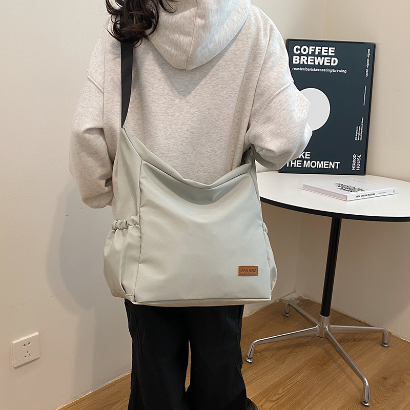 Stylish and simple tote bag 2024 new large-capacity Korean style trendy single-shoulder bag, student class and outing crossbody bag Application Scenario