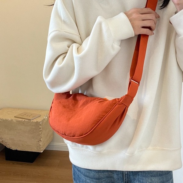New fashionable dumpling bag in Korean style, high-end solid color crossbody bag, niche design bag, large capacity, popular women's bag details Picture