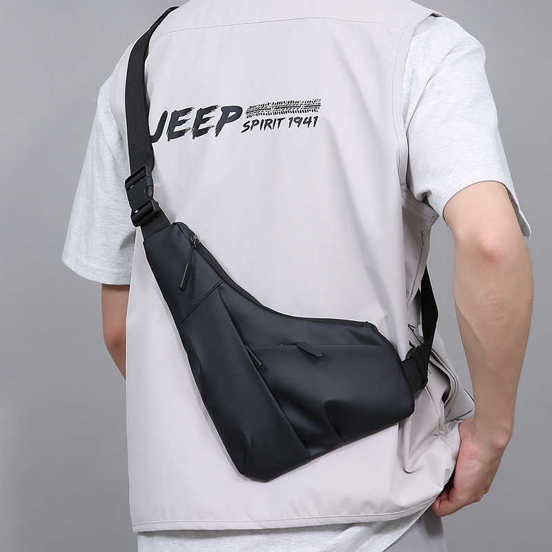 New cross-border close-fitting anti-theft gun bag, men's leather triangle bag, convenient water-repellent single-shoulder bag, left and right crossbody chest bag Application Scenario