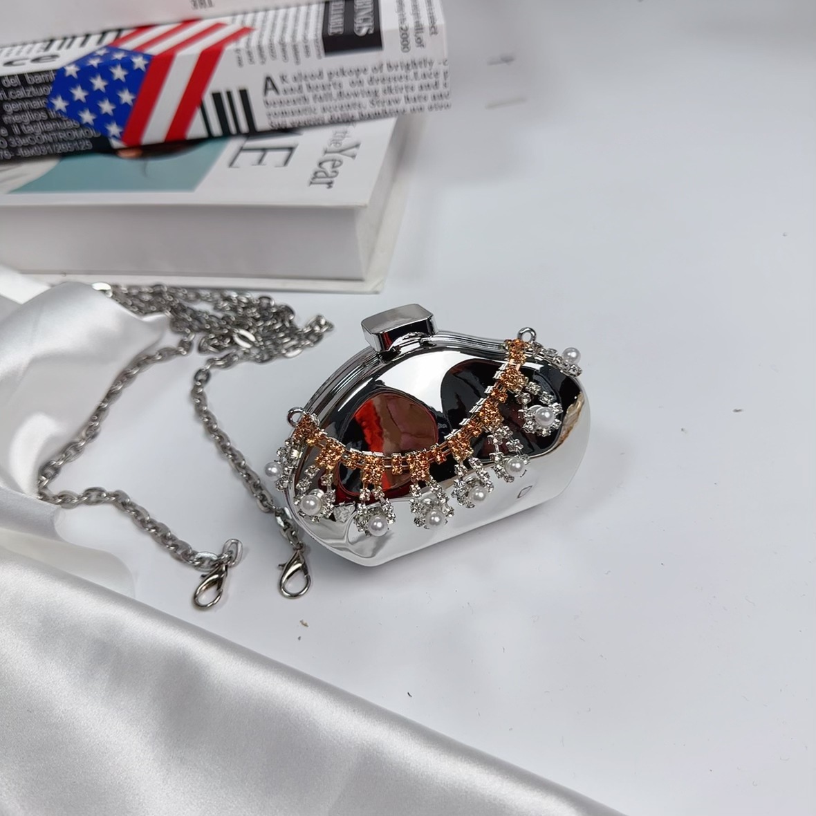 2025 Personalized mini iron box mouth red envelope diamond-encrusted fashionable single-shoulder crossbody chain box ladies' bag Headphone case Specification drawing