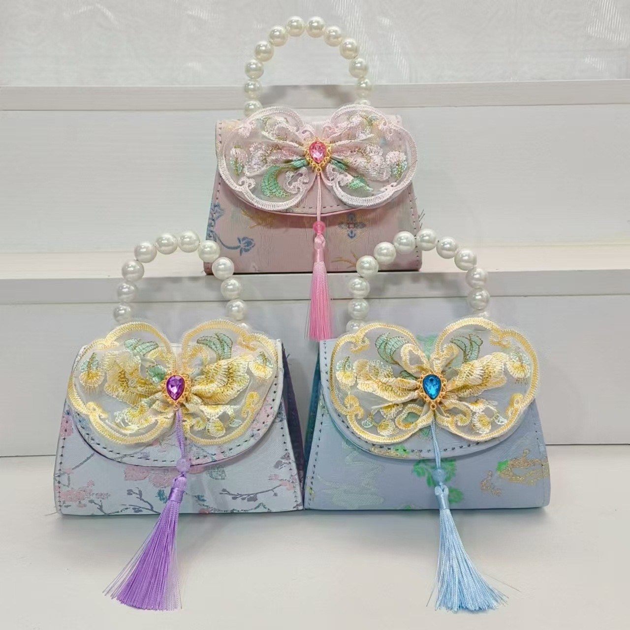 Chinese-style bow pearl handbag, princess bag, crossbody chain, ancient-style Hanfu children's accessory bag, girls' gift Application Scenario