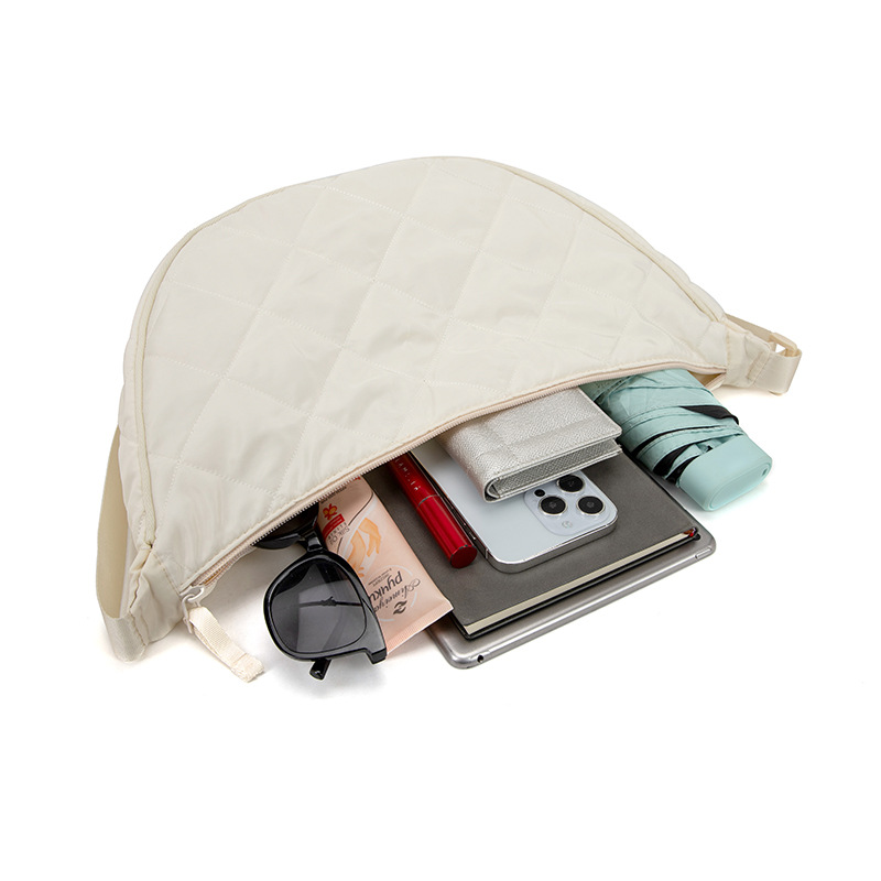 This crossbody bag is a large-capacity, versatile, lightweight, artistic and laid-back style dumpling bag for women. It is a simple and solid-colored student single-shoulder bag Application Scenario
