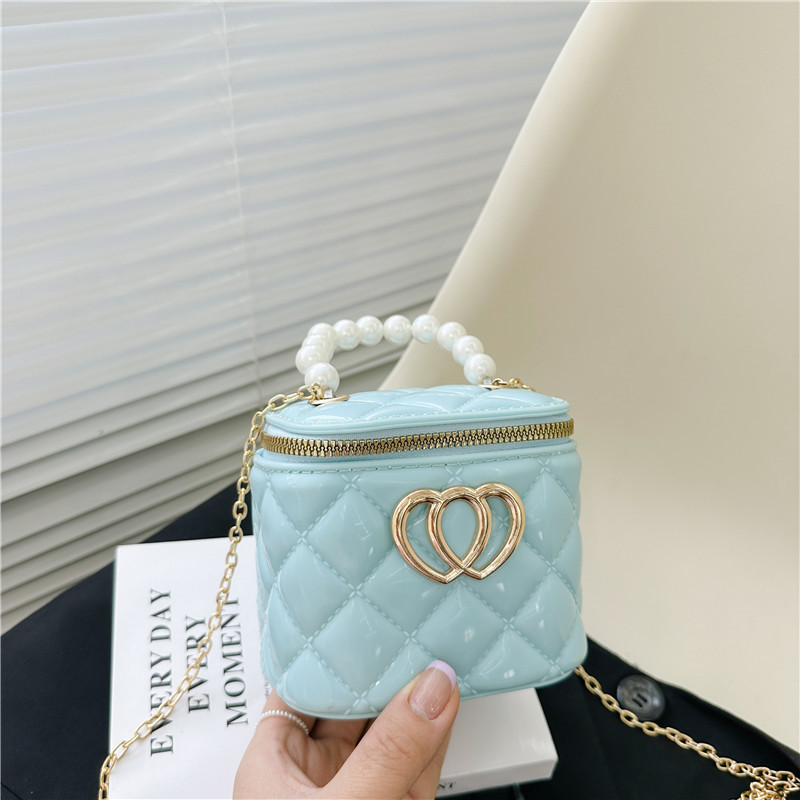 New fashion pearl hand-held small bag for girls in 2025, a spring and summer jelly makeup bag for little girls to carry Application Scenario