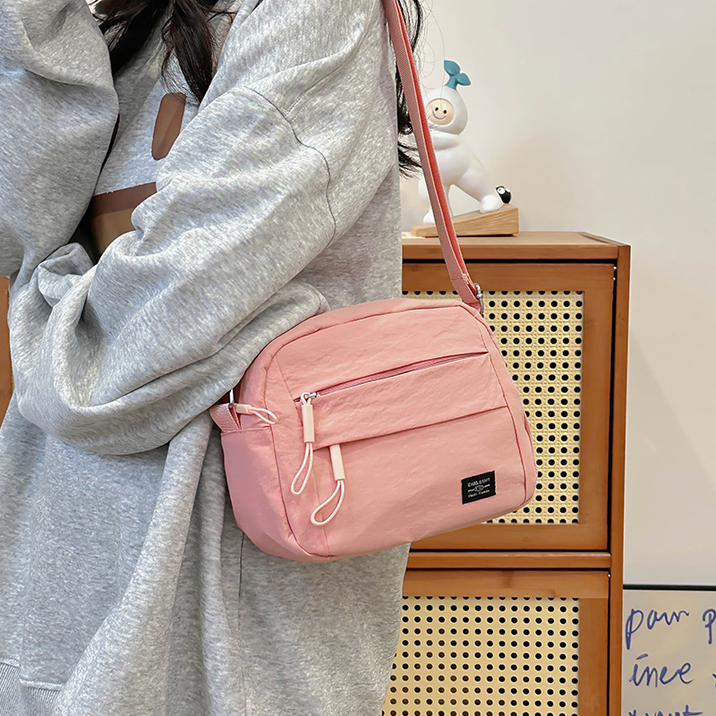 Lightweight and casual crossbody bags are selling well across borders. Large-capacity, simple and fashionable single-shoulder bags are available for wholesale when going out Application Scenario