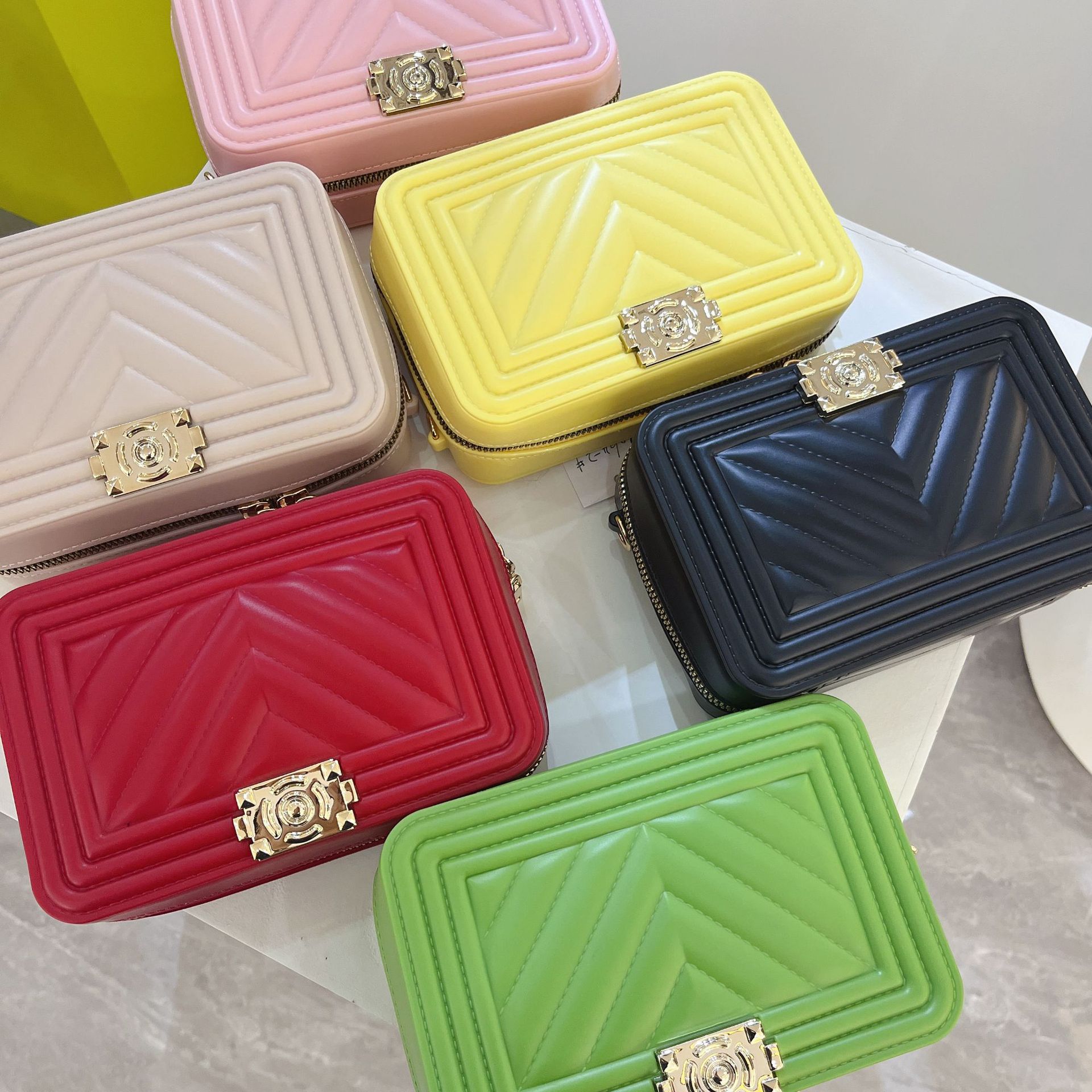 2025 Autumn/Winter new women's bag: PVC jelly bag, fashionable V-patterned diamond-shaped small square bag, versatile single-shoulder crossbody small bag details Picture