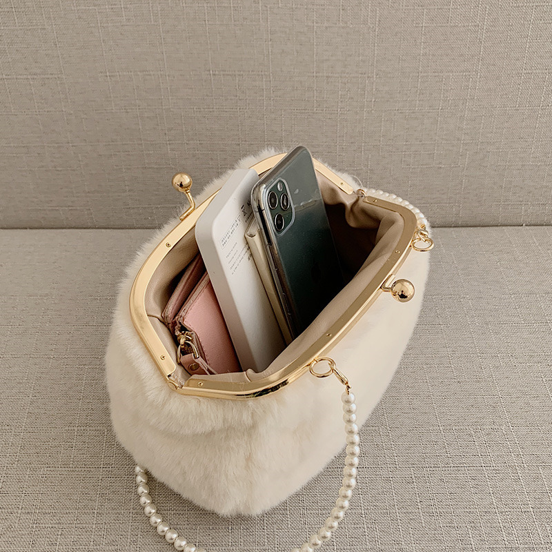 The high-end pearl single-shoulder crossbody bag 2024 new style versatile button-down plush bag and hand-held shell bag are selling well for women Application Scenario