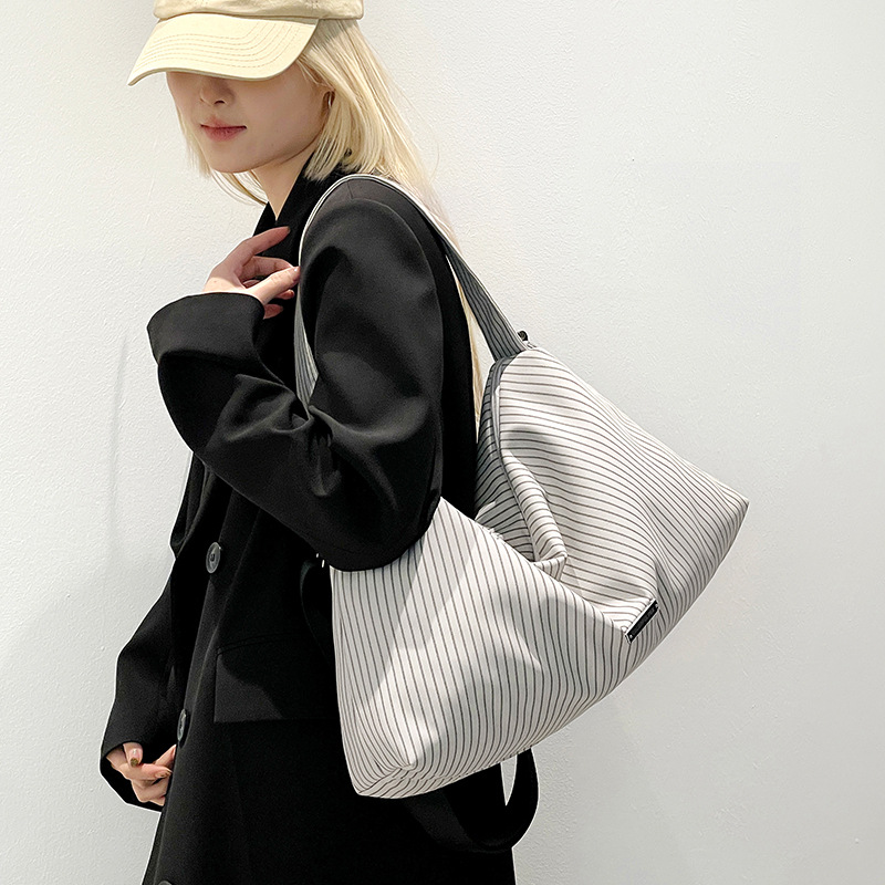 Colorful Fox's new laid-back ins trend single-shoulder bag, large-capacity tote bag, casual and versatile underarm bag details Picture