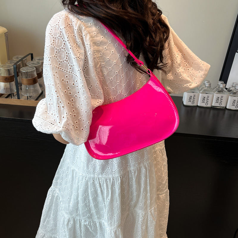 A trendy crossbody bag for 2025, a fashionable Korean-style single-shoulder bag that goes well with all kinds of outfits. It's a gentle square bag in solid color on Instagram for summer details Picture
