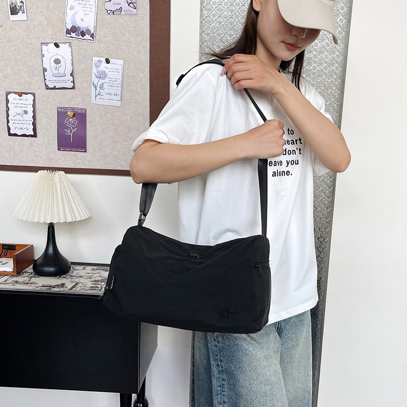 A new minimalist and casual large-capacity single-shoulder bag made of nylon fabric, a beautiful and artistic handbag for work and commuting, and a crossbody bag for women details Picture