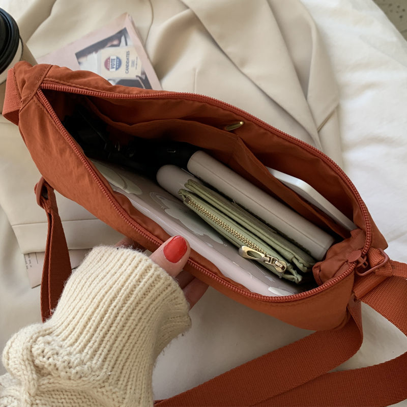 The new fashionable crossbody bag is a versatile and high-end bag for women, a casual and trendy single-shoulder bag, a crescent-shaped bag, and a dumpling bag for women Application Scenario
