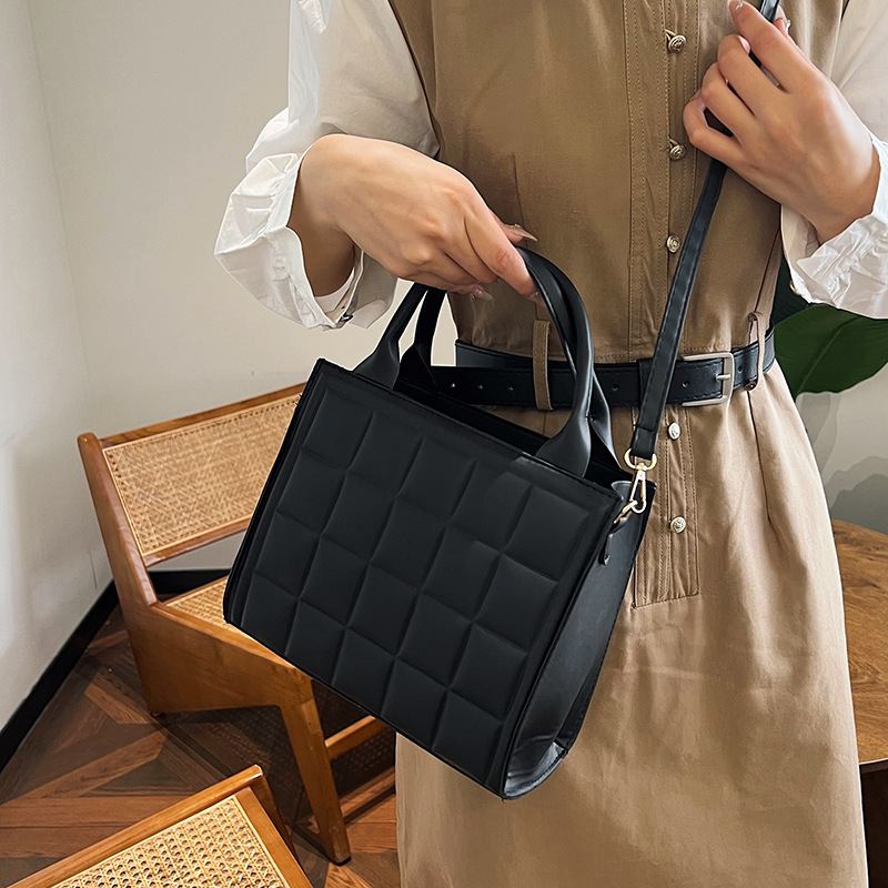 Large-capacity fashionable tote bag for women, new spring and summer style, versatile and trendy, diamond-shaped handbag, simple crossbody bag wholesale details Picture
