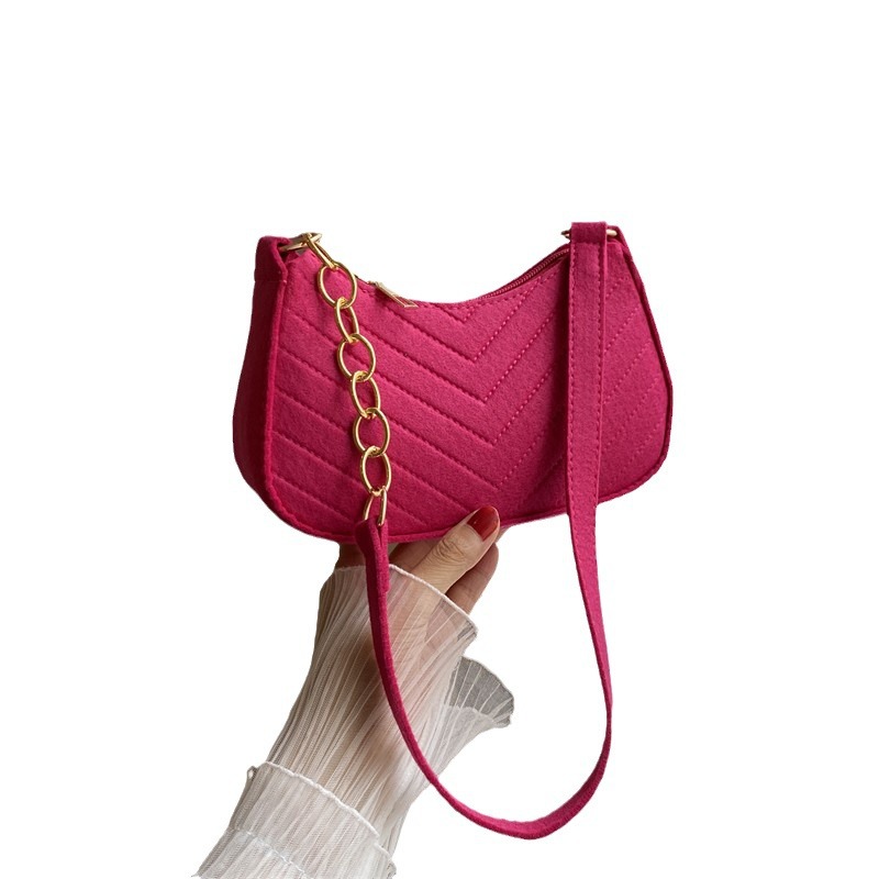 The new, fashionable and trendy crossbody bag with a large capacity and a niche design, as well as the stylish underarm bag, are selling well Item Picture