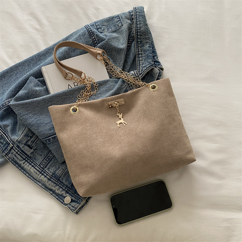 Retro commuting chain single-shoulder bag 2025 new model, large capacity, stylish texture, underarm bag, versatile and simple tote bag Application Scenario