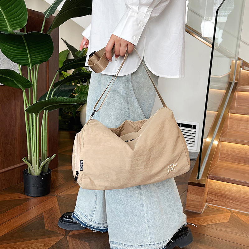 A new minimalist and casual large-capacity single-shoulder bag made of nylon fabric, a beautiful and artistic handbag for work and commuting, and a crossbody bag for women full figure