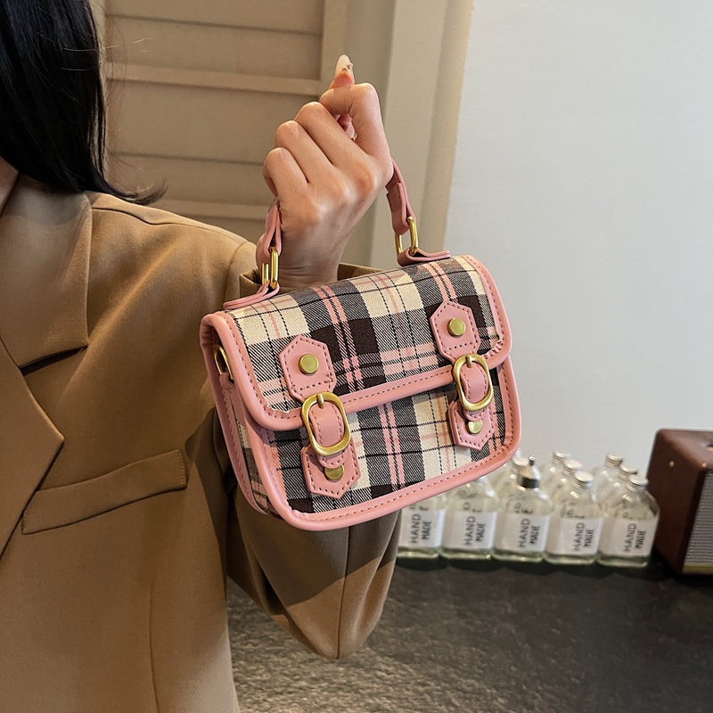 New winter checkered children's bag, Korean-style parent-child messenger bag, stylish color matching, crossbody single-shoulder hand-carry small bag Application Scenario