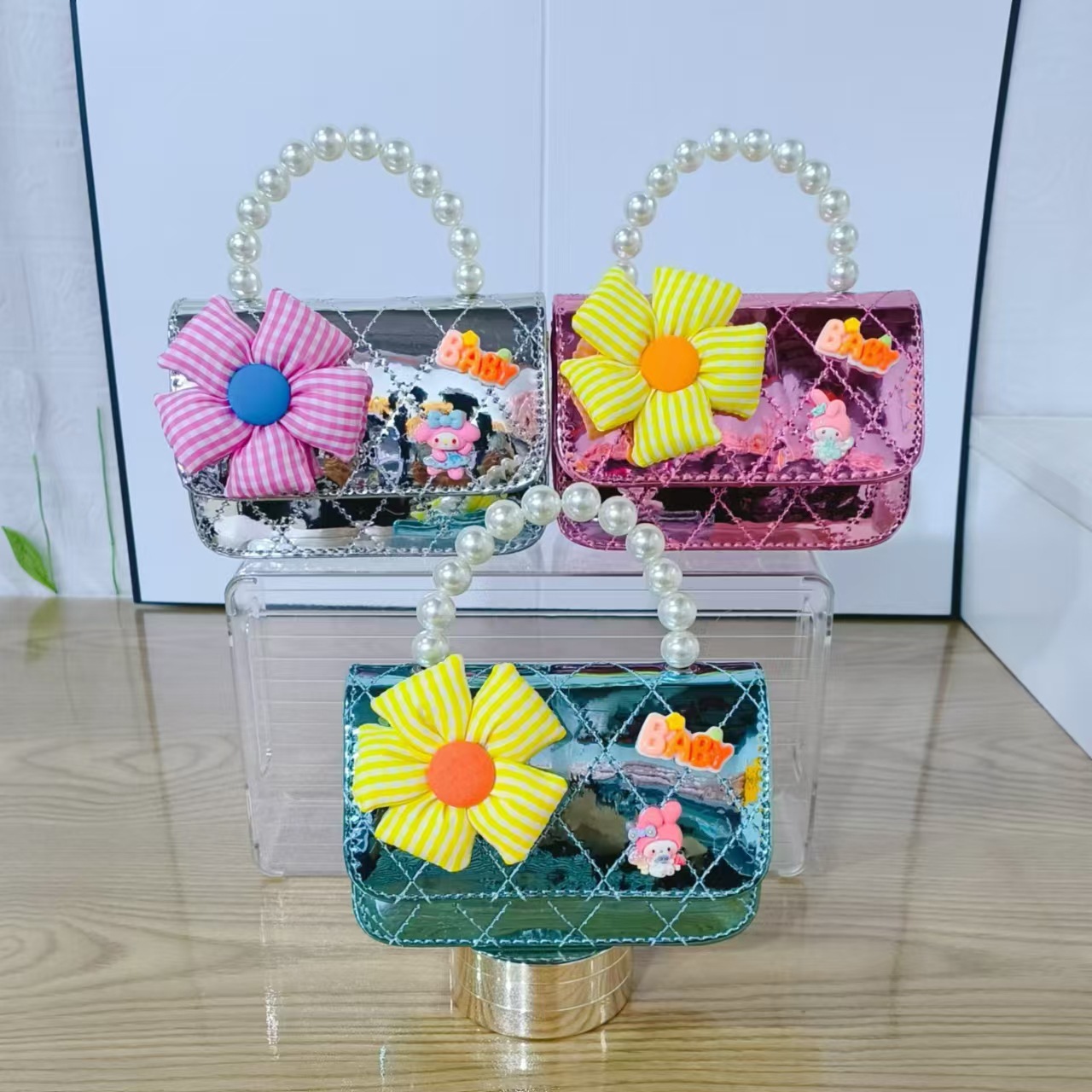 Cartoon pearl hand-held crossbody bag, girl's coin purse, flower laser, Children's Day gift for girls, chain small square bag details Picture