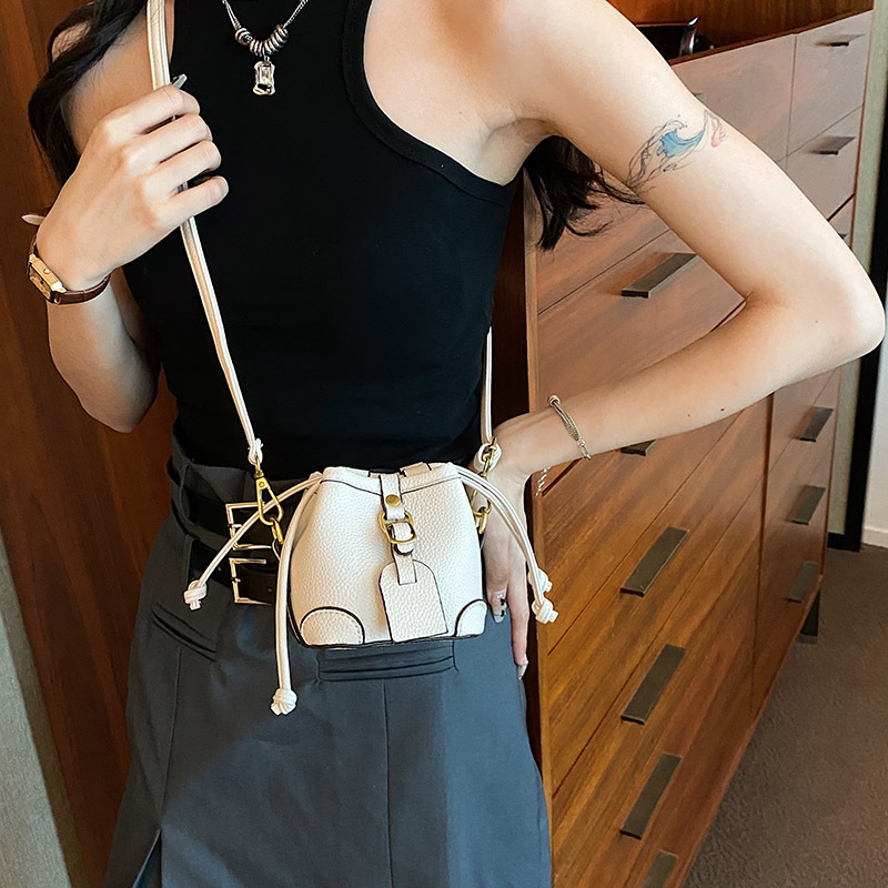 ins European and American style mini children's drawstring bucket in a concave shape, hand-carried crossbody small bag for women Application Scenario
