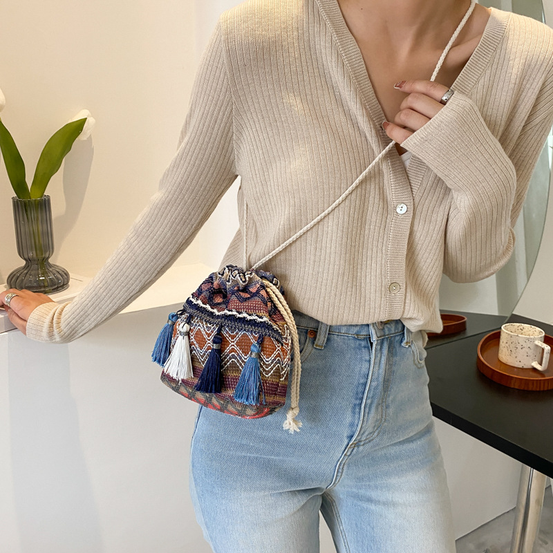 The 2022 new trendy and fashionable fringed bucket bag, a single-shoulder personalized crossbody bag with ethnic style Specification drawing
