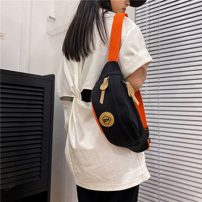 The new minimalist solid-color crossbody bag from Harajuku, Japanese style, is a trendy travel single-shoulder bag for Korean students full figure