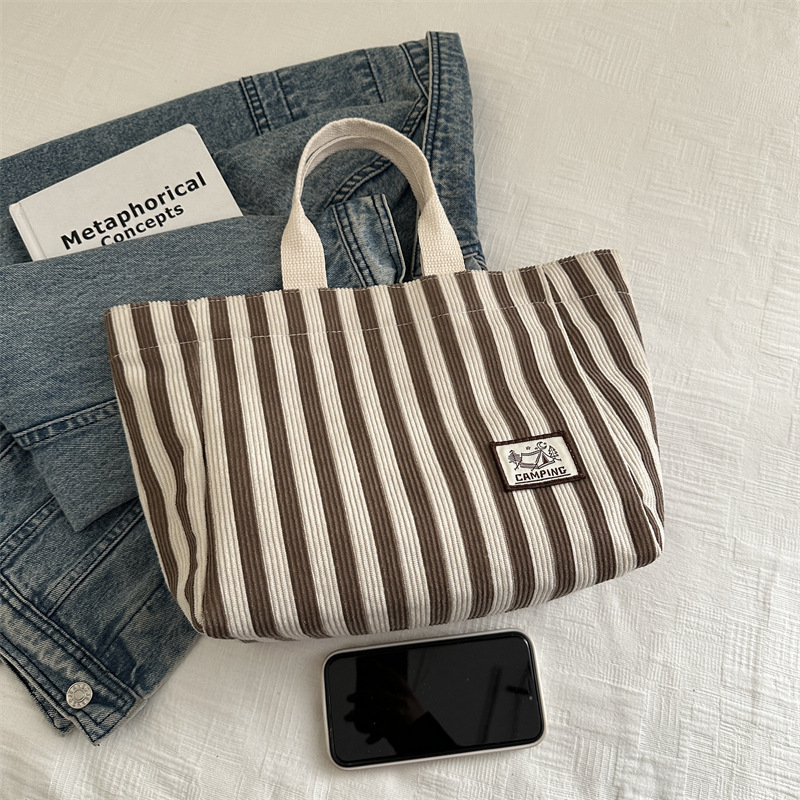 The new large-capacity casual handbag, fashionable and versatile, simple commuting tote bag, and student class tutorial bag are selling well Application Scenario