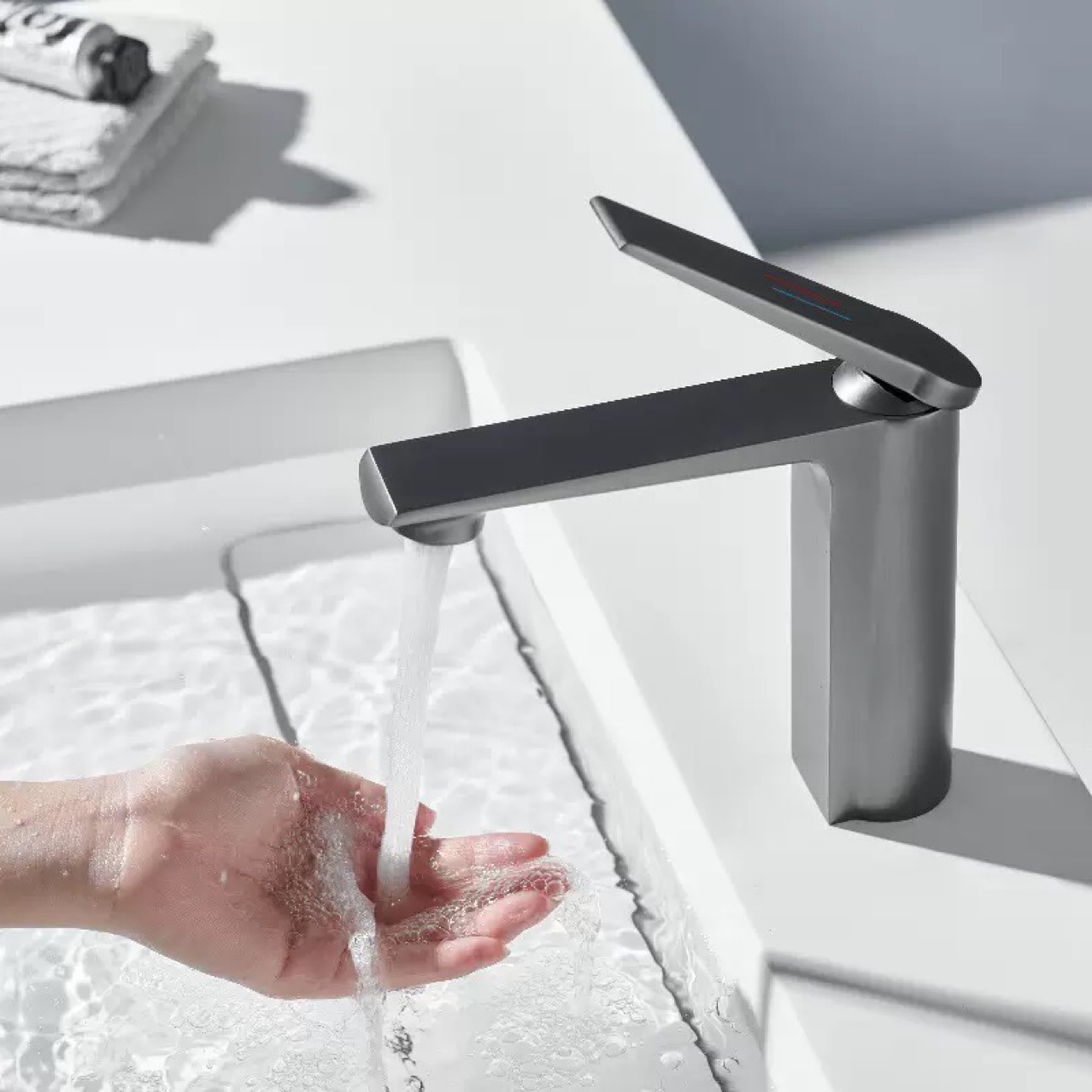 Cross-border all-copper single-hole faucet, Guangdong plumbing hardware, bathroom washbasin, sink, hot and cold water faucet full figure