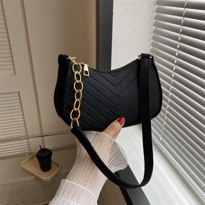The new, fashionable and trendy crossbody bag with a large capacity and a niche design, as well as the stylish underarm bag, are selling well full figure