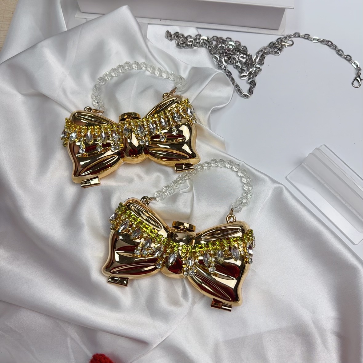 The 2025 autumn new mini accessory bag, fresh and clean makeup mirror bag, chain crossbody women's bag with diamond-encrusted bow details Picture