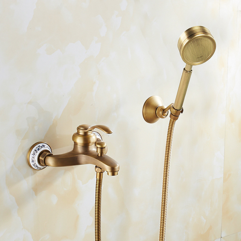 New antique-style pressurized shower head, extended rotating black antique electroplated gold shower faucet on the side of the bathroom bathtub full figure