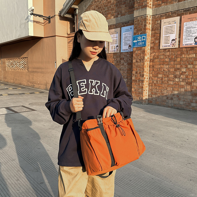 Niche design ultra-light yoga fitness bag, large-capacity cross-border style women's crossbody bag, fashionable and versatile casual single-shoulder bag Application Scenario