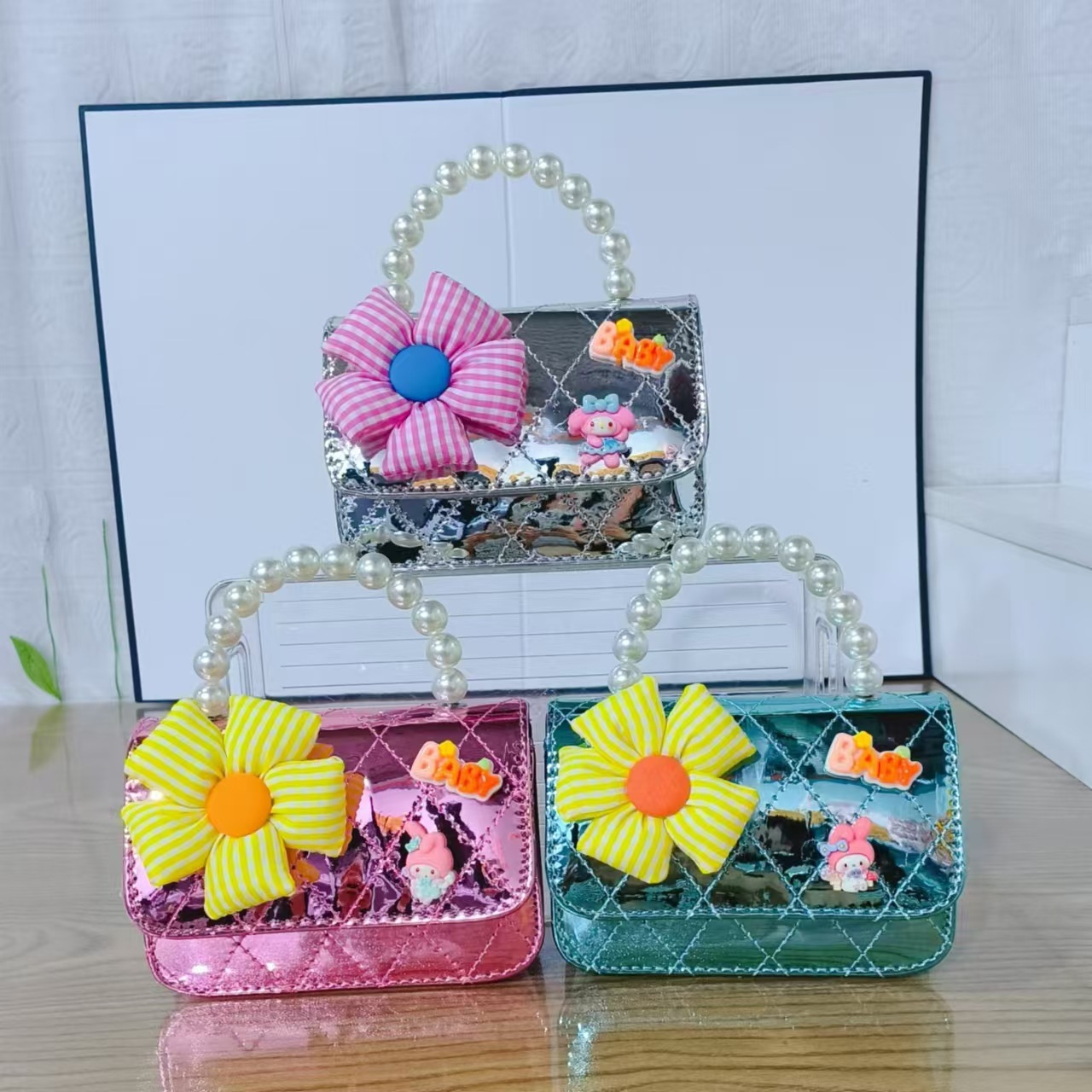 Cartoon pearl hand-held crossbody bag, girl's coin purse, flower laser, Children's Day gift for girls, chain small square bag Application Scenario