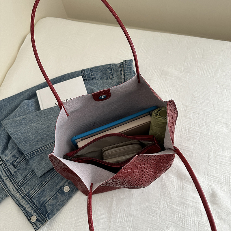 New minimalist and retro tote bags for women, a small group for going out, a single-shoulder bag for parents and children, a commuter bag for college students, and a wholesale bag for women Application Scenario