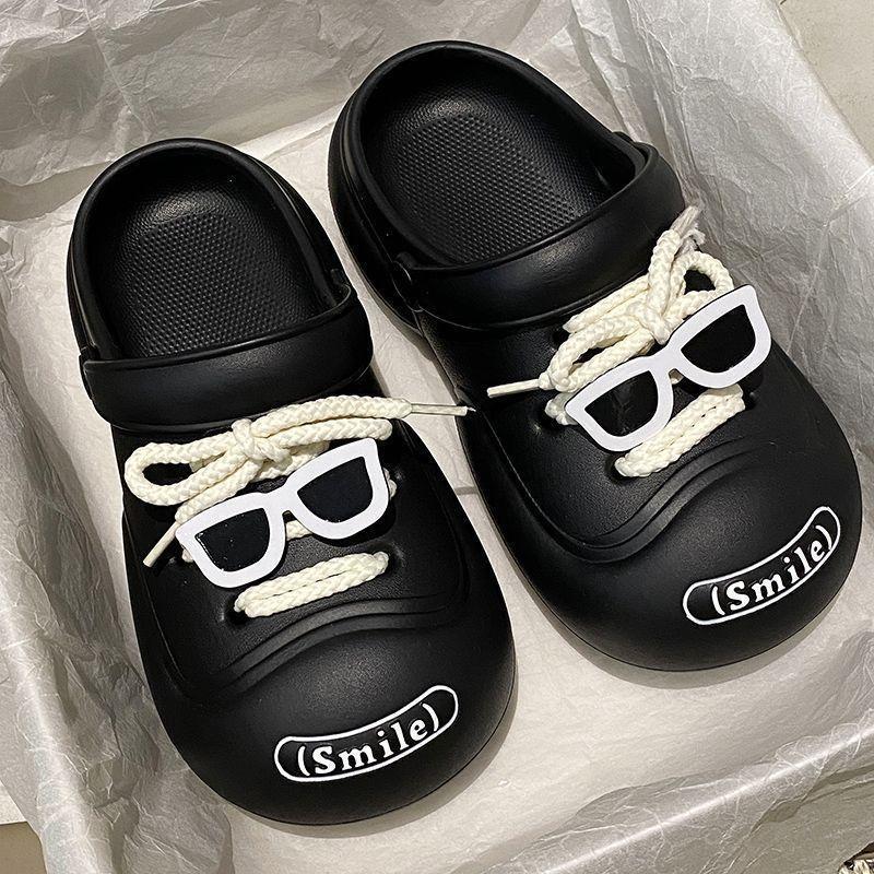The new summer crocs are popular. Men wear thick-soled anti-slip outerwear and have a unique Korean style of ins flip-flops. Women are a couple details Picture
