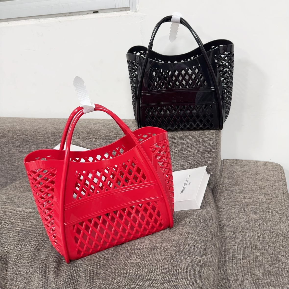 Jelly bag, handbag, silicone hollowed-out vegetable basket bag, picnic bag, shopping basket, PVC beach bag, washbasin basket, bath Application Scenario